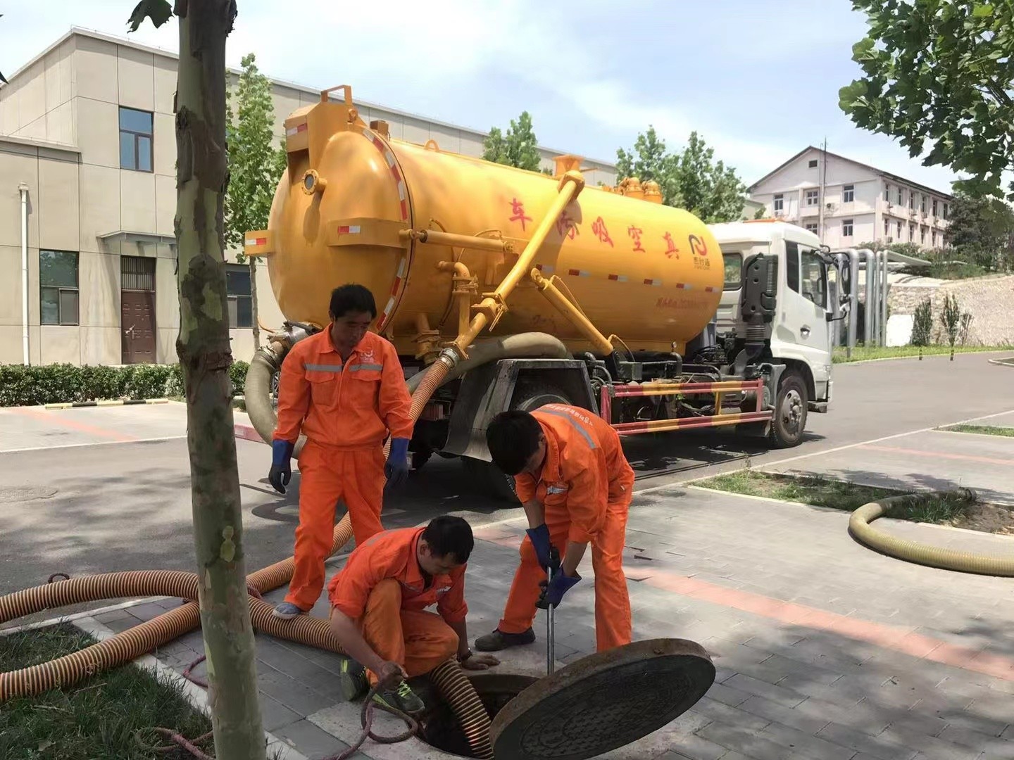 任城管道疏通车停在窨井附近