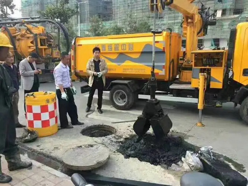 任城街道：网格员化身“清道夫”，为民解忧疏通“堵心”化粪池