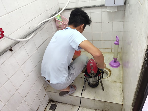 任城肥皂掉到马桶里把马桶堵住了怎么办？马桶堵住了怎么办