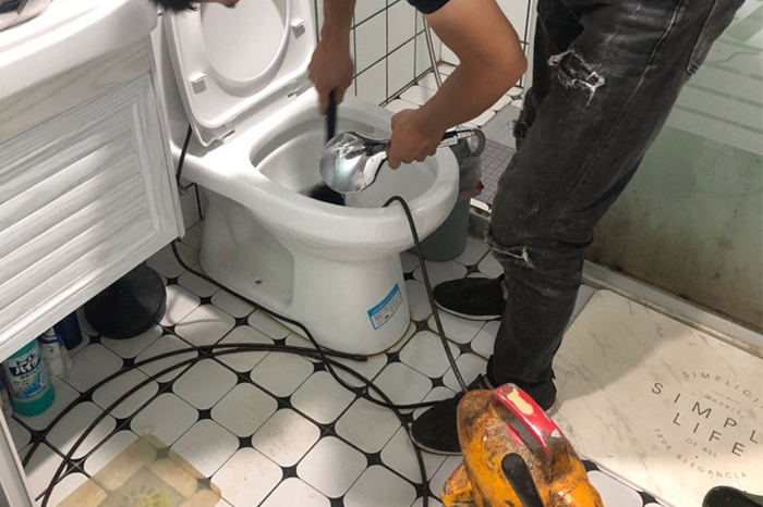 任城马桶堵塞自己疏通还是找师傅?专业上门服务让你省时更省心